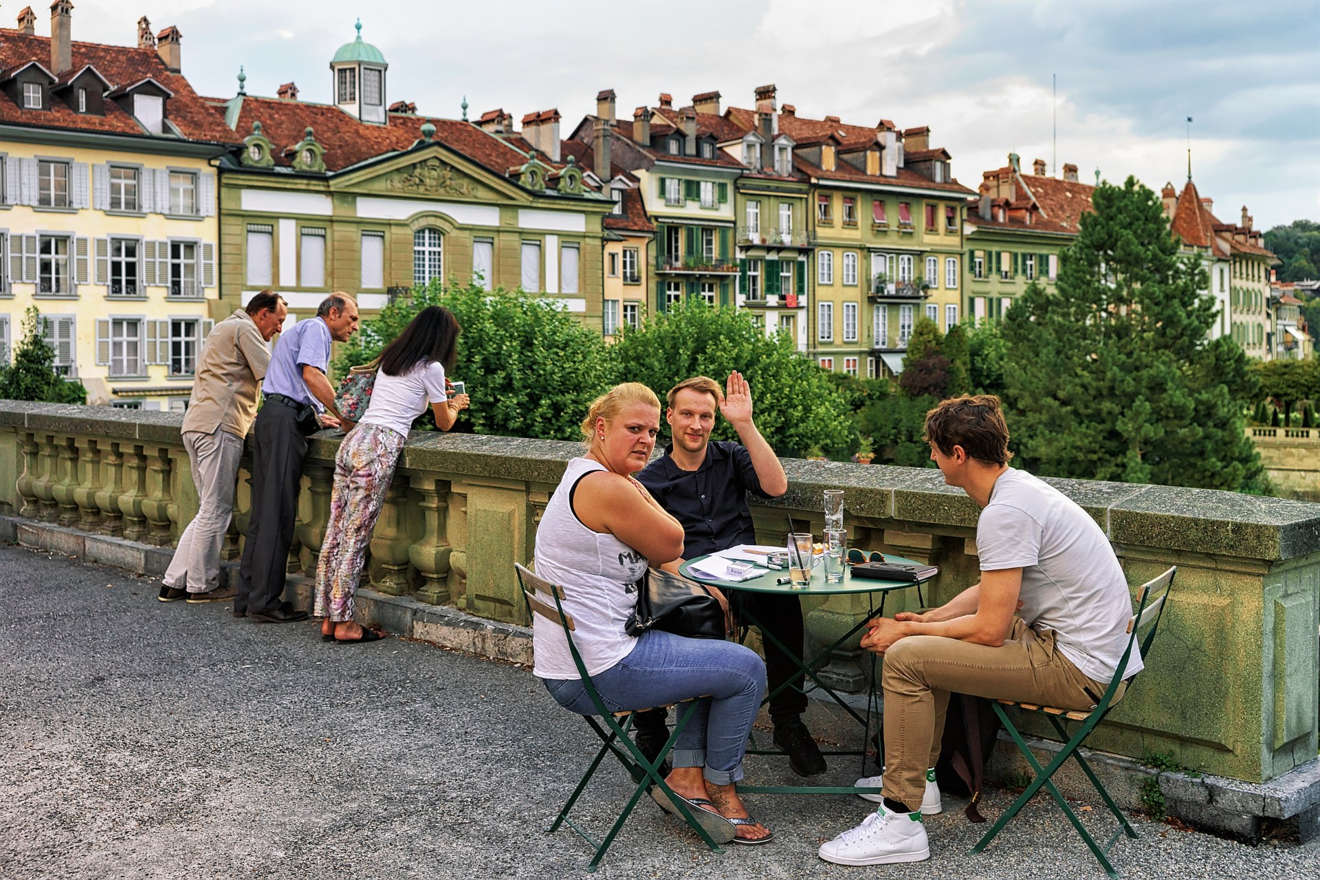 Amis attablés à la terrasse d’un café en plein air, sur la Münsterplattform, dans la vieille ville de Berne